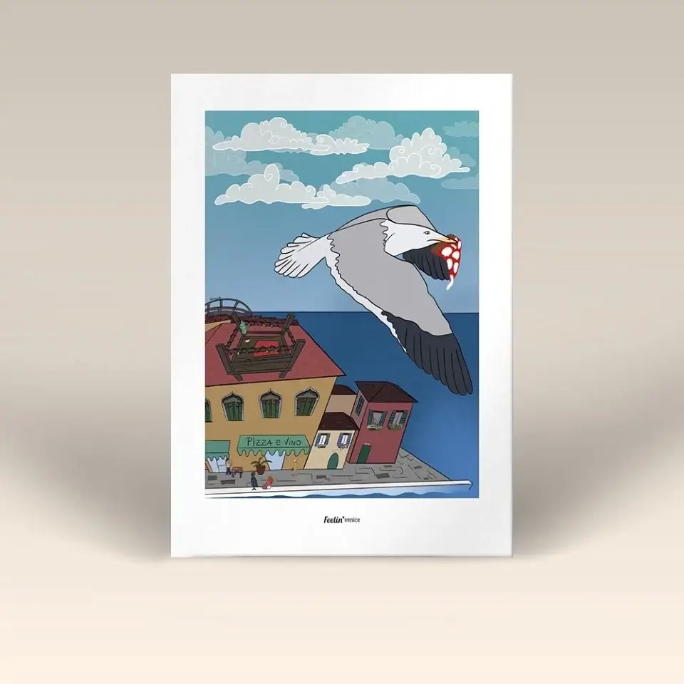 Gabbiano in volo sopra un lungomare veneziano con una fetta di pizza rubata nel becco, edifici colorati e mare sullo sfondo.