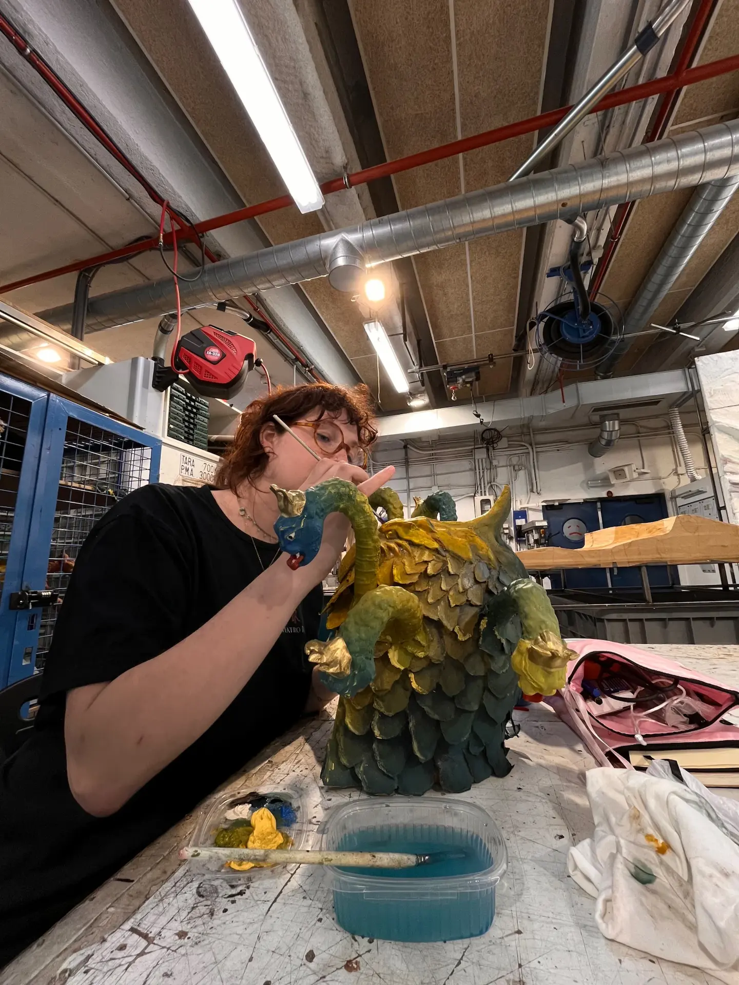 Rachele al lavoro su un casco verde in laboratorio.